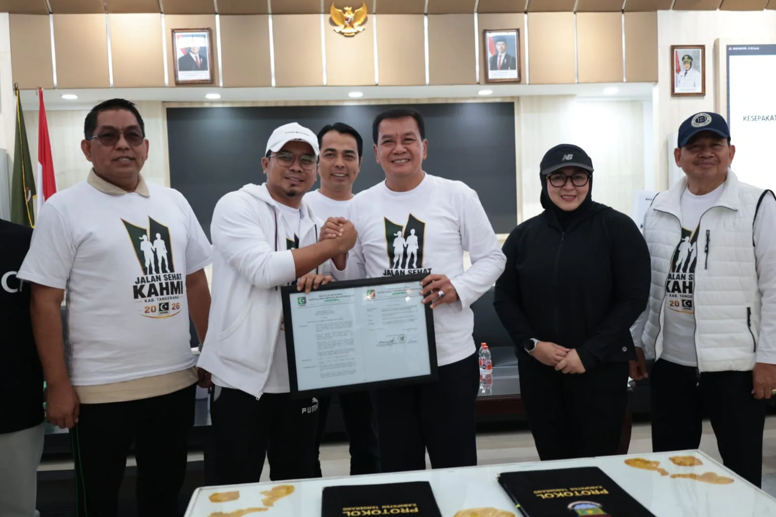 Bupati Tangerang Dikukuhkan Sebagai Anggota Kehormatan KAHMI