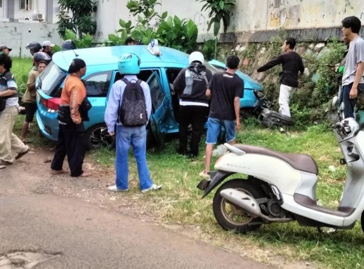 Diduga Sopir Taksi Kambuh Epilepsi, Tabrak Pemotor Hingga Tewas