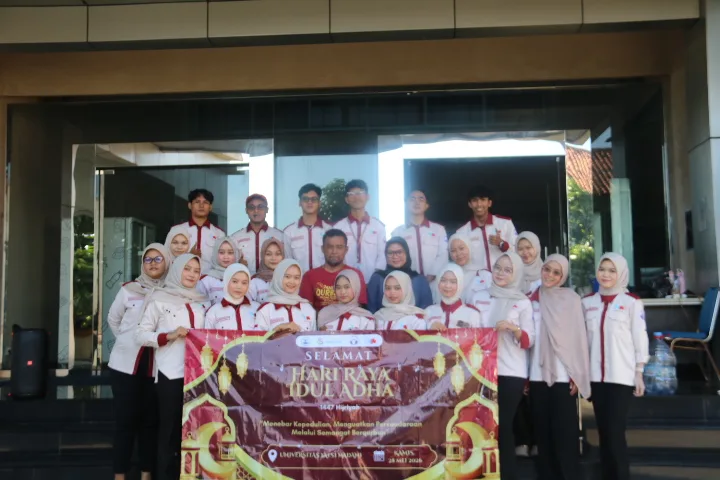 Universitas Yatsi Madani Tebar Daging Kurban untuk Warga Sekitar