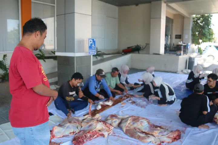 Universitas Yatsi Madani Tebar Daging Kurban untuk Warga Sekitar