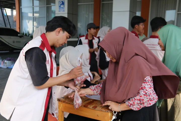 Universitas Yatsi Madani Tebar Daging Kurban untuk Warga Sekitar