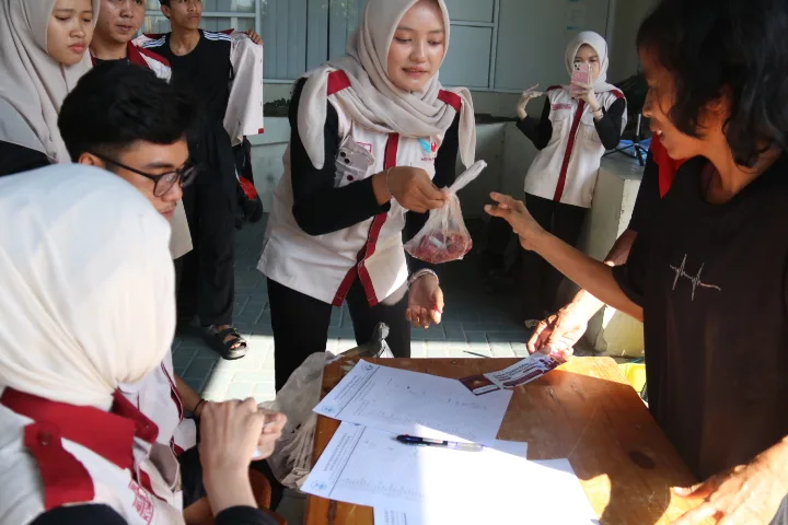 Universitas Yatsi Madani Tebar Daging Kurban untuk Warga Sekitar