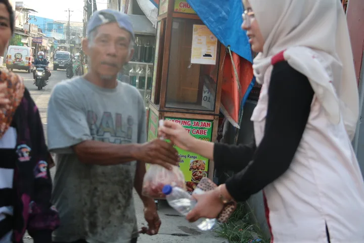 Universitas Yatsi Madani Tebar Daging Kurban untuk Warga Sekitar