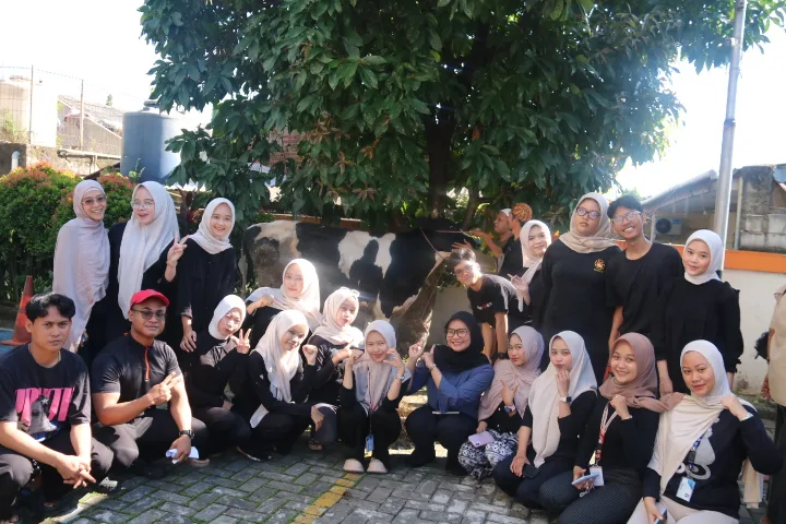 Universitas Yatsi Madani Tebar Daging Kurban untuk Warga Sekitar