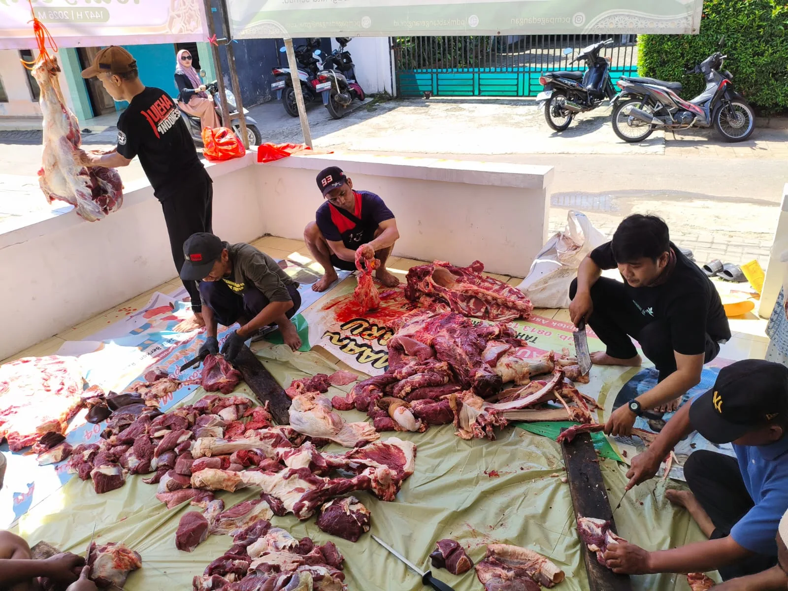 Universitas Yatsi Madani Tebar Daging Kurban untuk Warga Sekitar