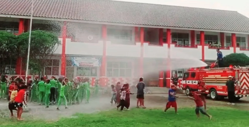 Hadirkan Euforia Unik, Pengumuman Kelulusan Siswa SDN Kubang 1 Semprotkan Air Damkar
