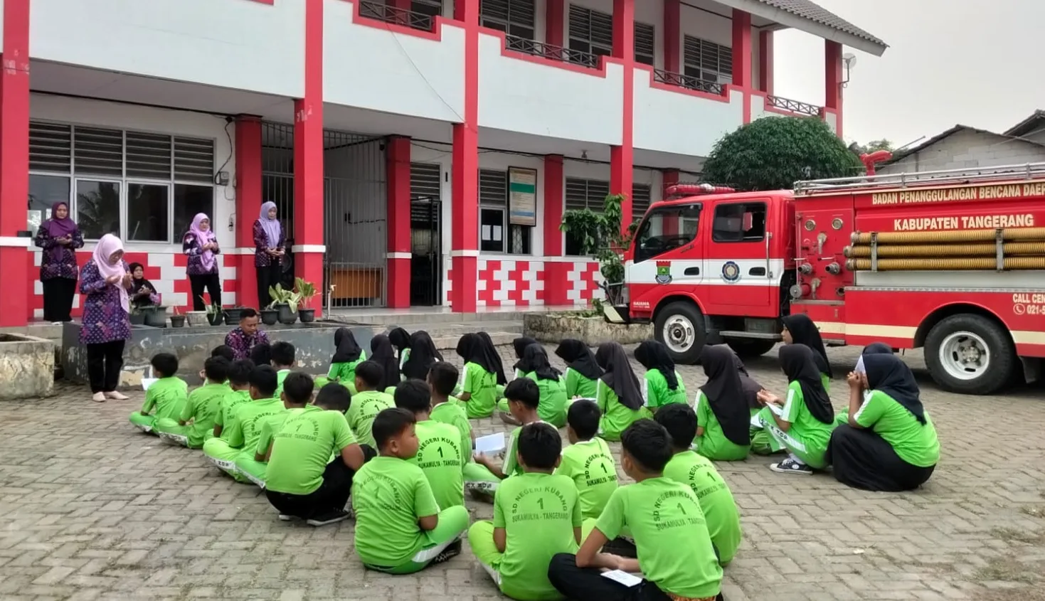 Hadirkan Euforia Unik, Pengumuman Kelulusan Siswa SDN Kubang 1 Semprotkan Air Damkar