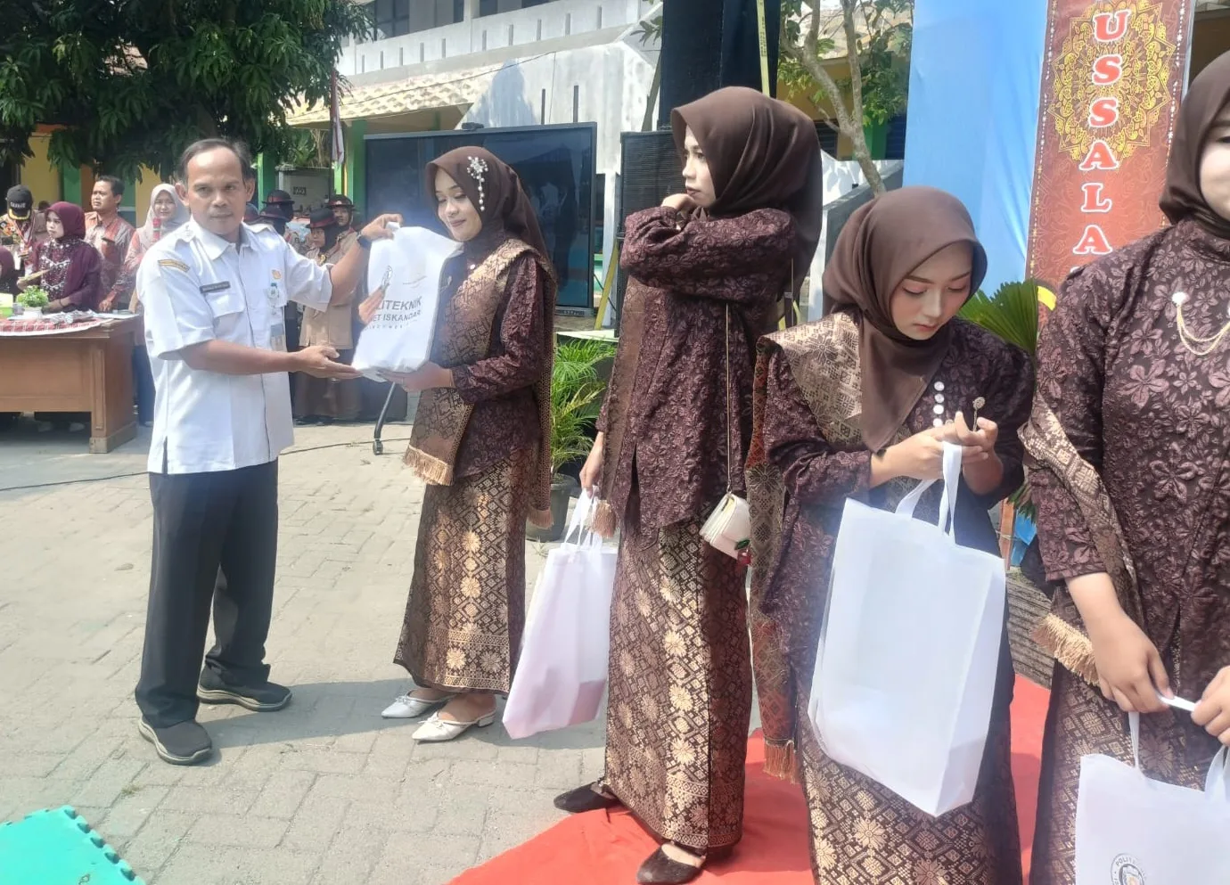 Pelepasan Siswa Sekolah Daarussalam Badak Anom, Siswa Berprestasi Diganjar Beasiswa