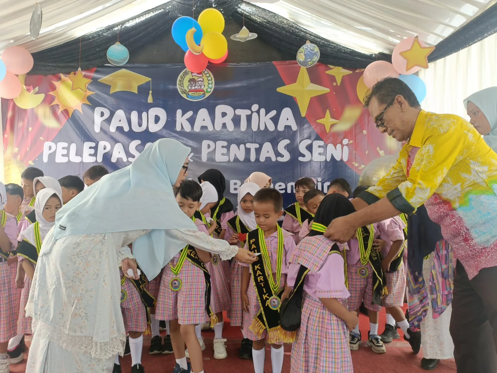 Pelepasan Siswa PAUD Kartika Dimeriahkan Pentas Seni