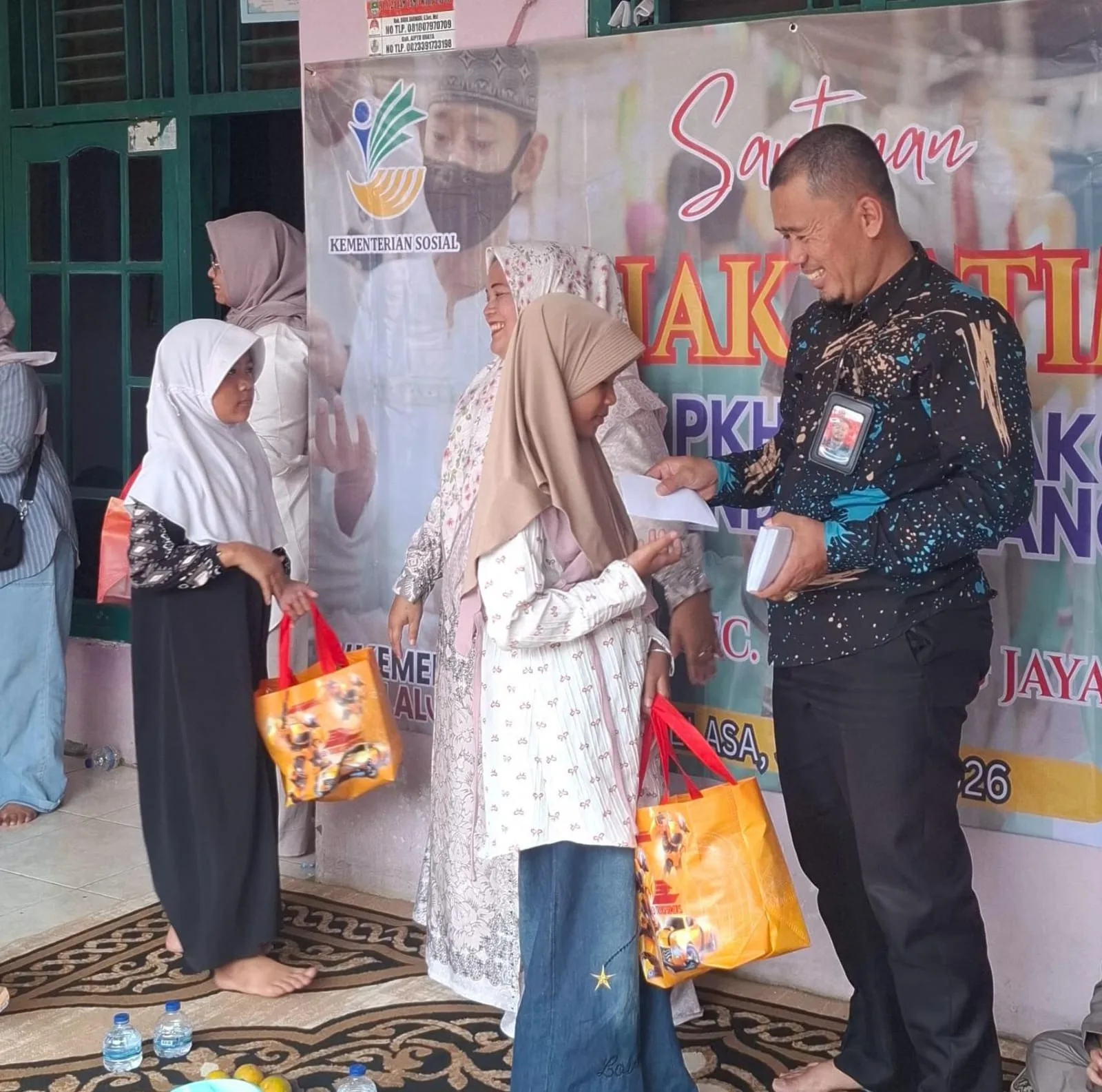 Tebar Kepedulian 10 Muharam, Pendamping PKH Sindang Panon Gelar Santunan Yatim