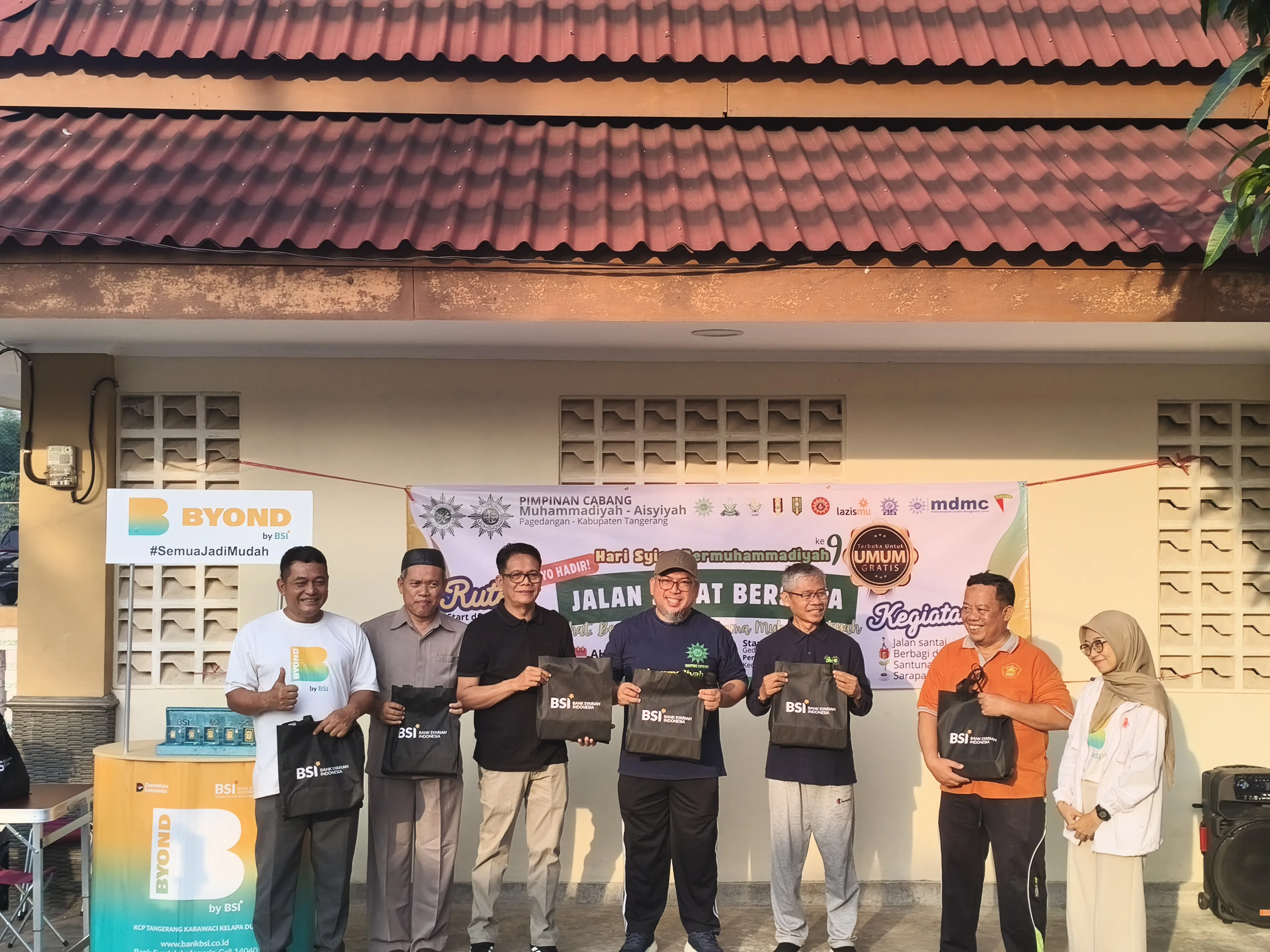 Warga Muhammadiyah Pagedangan Gelar Jalan-jalan Sehat di Perumahan Bumi Puspiptek Asri