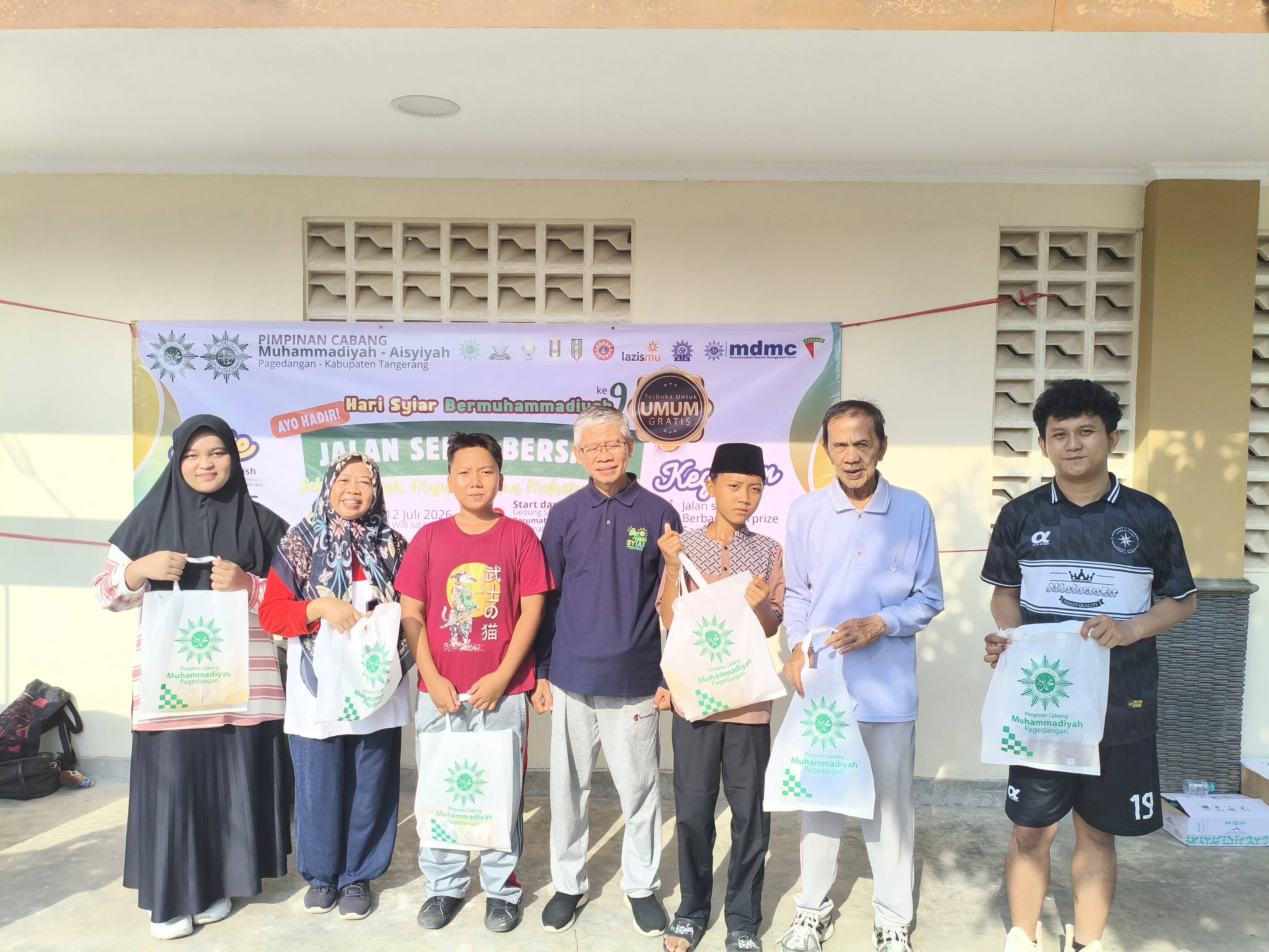 Warga Muhammadiyah Pagedangan Gelar Jalan-jalan Sehat di Perumahan Bumi Puspiptek Asri