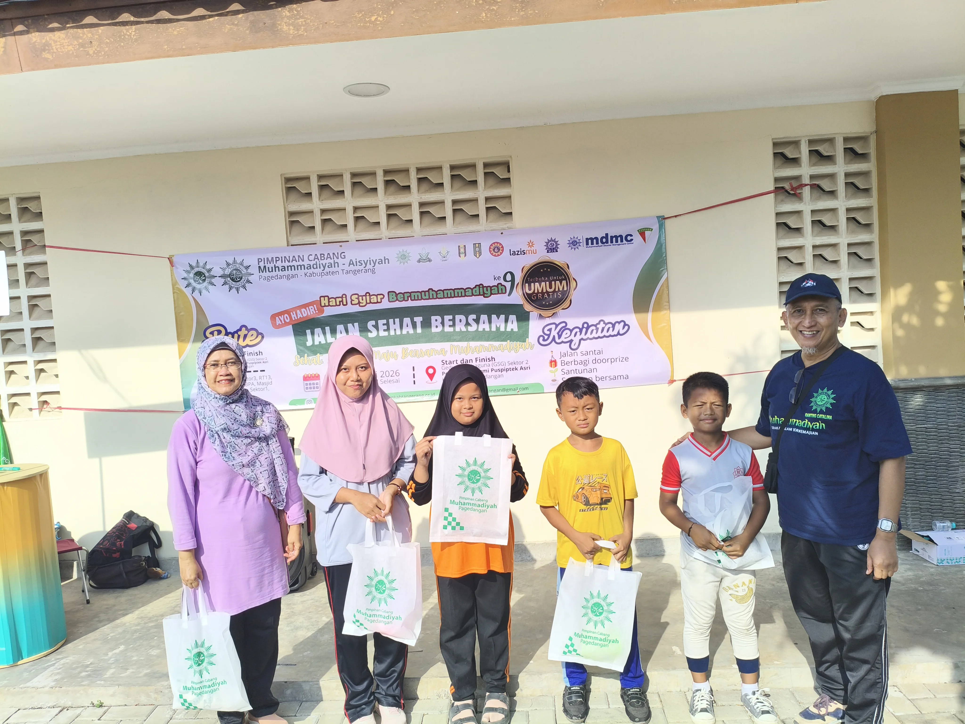Warga Muhammadiyah Pagedangan Gelar Jalan-jalan Sehat di Perumahan Bumi Puspiptek Asri