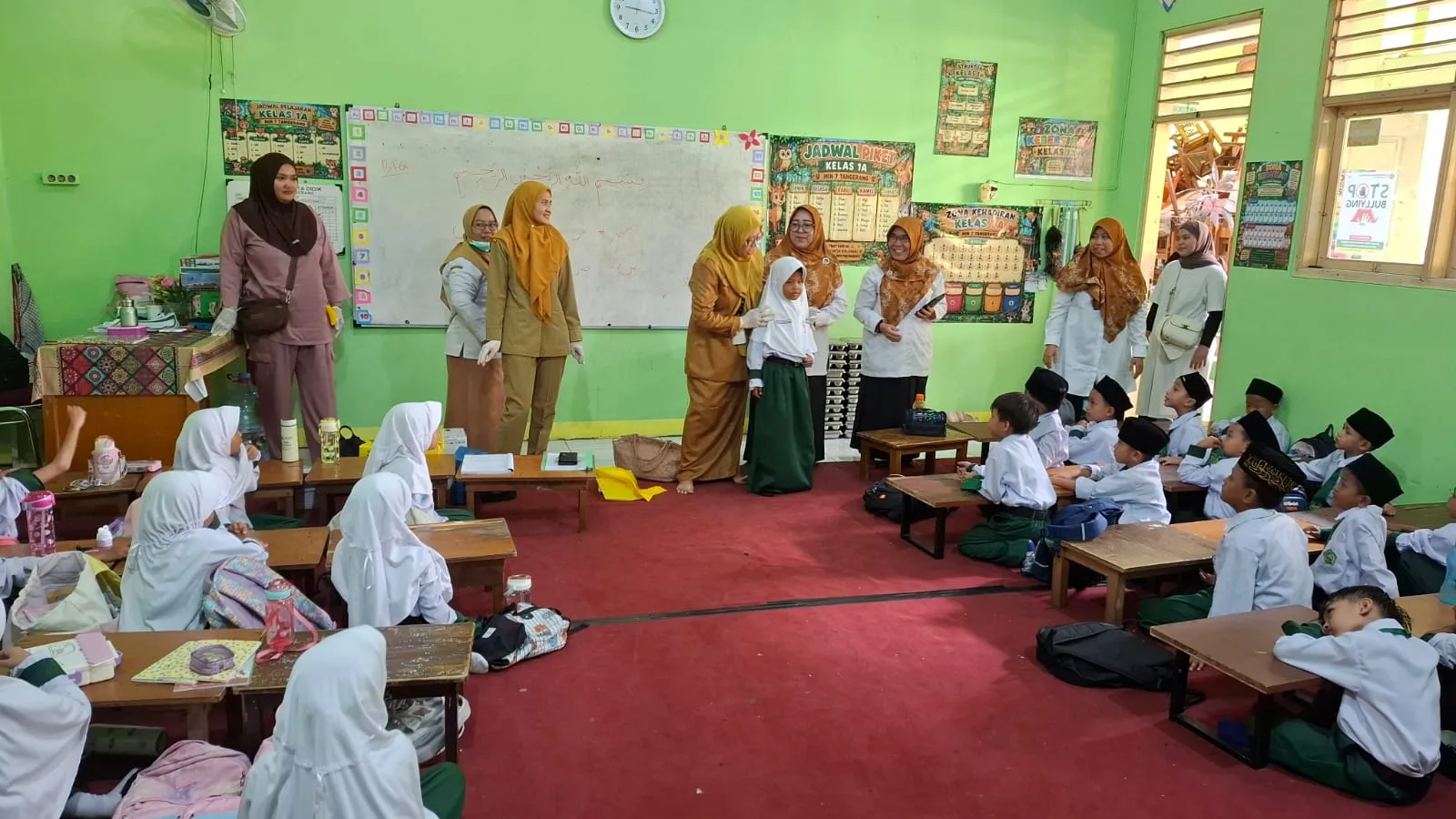 Siswa MIN 7 Tangerang Disuntik Vaksin Bias