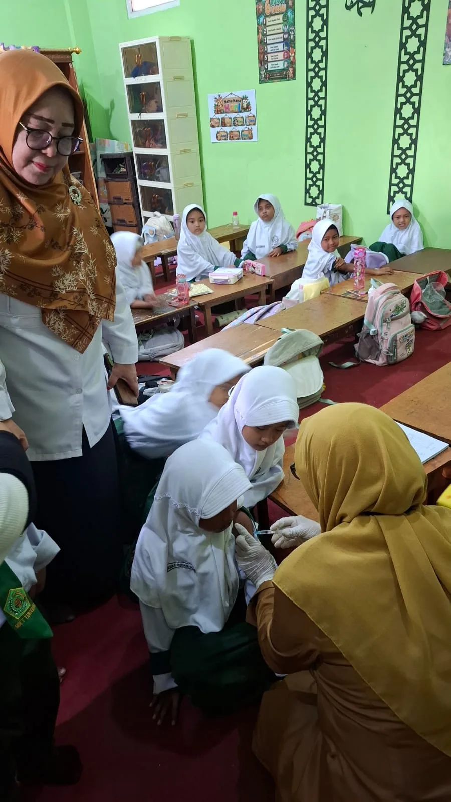 Siswa MIN 7 Tangerang Disuntik Vaksin Bias